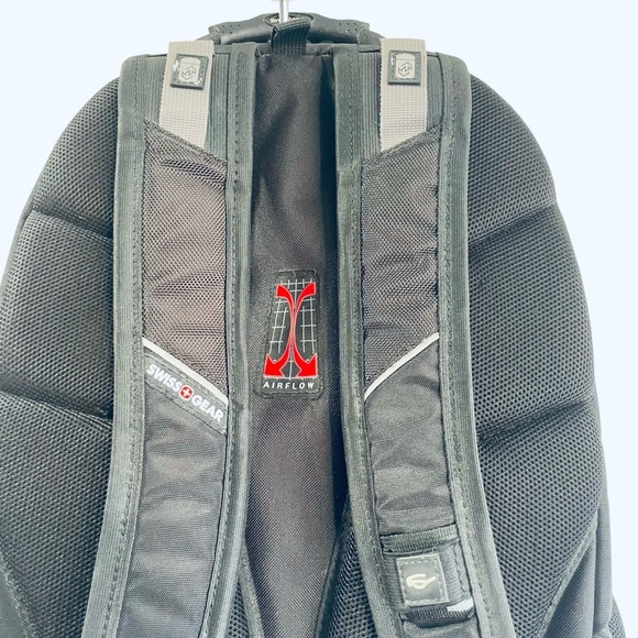 SwissGear Wenger 1900 ScanSmart TSA 17-Inch Laptop Backpack for Work or Travel - Picture 4 of 13